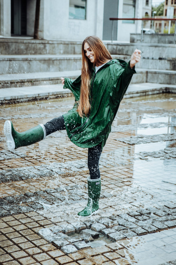 Heerlijk en zorgeloos de regen in met de jas van tanta rainwear en de laarzen van Batela - Fashion voor dames en heren